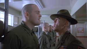 Il sergente Maggiore Hartman nel film "Full metal jacket" (1987): un esempio dell'uso di parolacce come sfogo per affrontare il dolore dell'addestramentio militare.