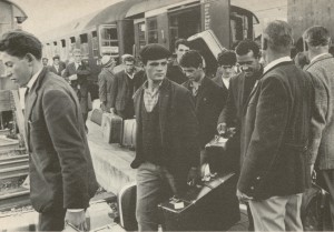 Emigranti italiani arrivano alla stazione di Wolfsburg (Germania) in cerca di lavoro.
