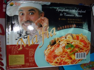 Spaghetti cinesi con frutti di mare: per caratterizzare l'italianità, il prodotto è stato chiamato "Ma'fia".