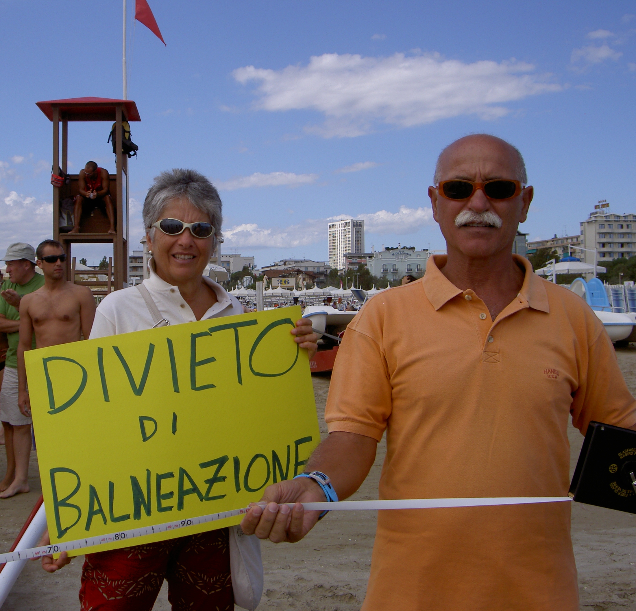Sergio Giordano e la moglie durante una manifestazione in spiaggia.