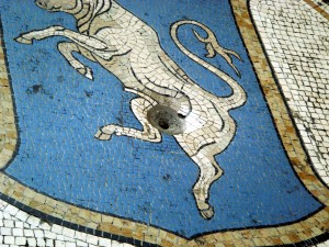 Milano, Galleria Vittorio Emanuele. I testicoli del toro nello stemma di Torino sono consumati: ruotarvi sopra il tacco è considerato un rito porta fortuna.