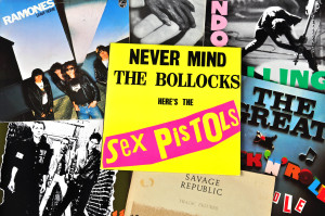 Il celebre album dei Sex Pistols "Never mind the bollocks" (1977), ovvero: non fate caso alle cazzate/sbattetevene le palle (foto Shutterstock).